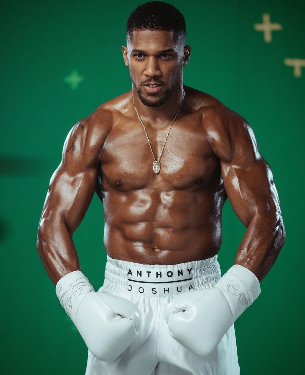 Boxeador Anthony Joshua sofre grave acidente de carro na Nigéria; dois morreram