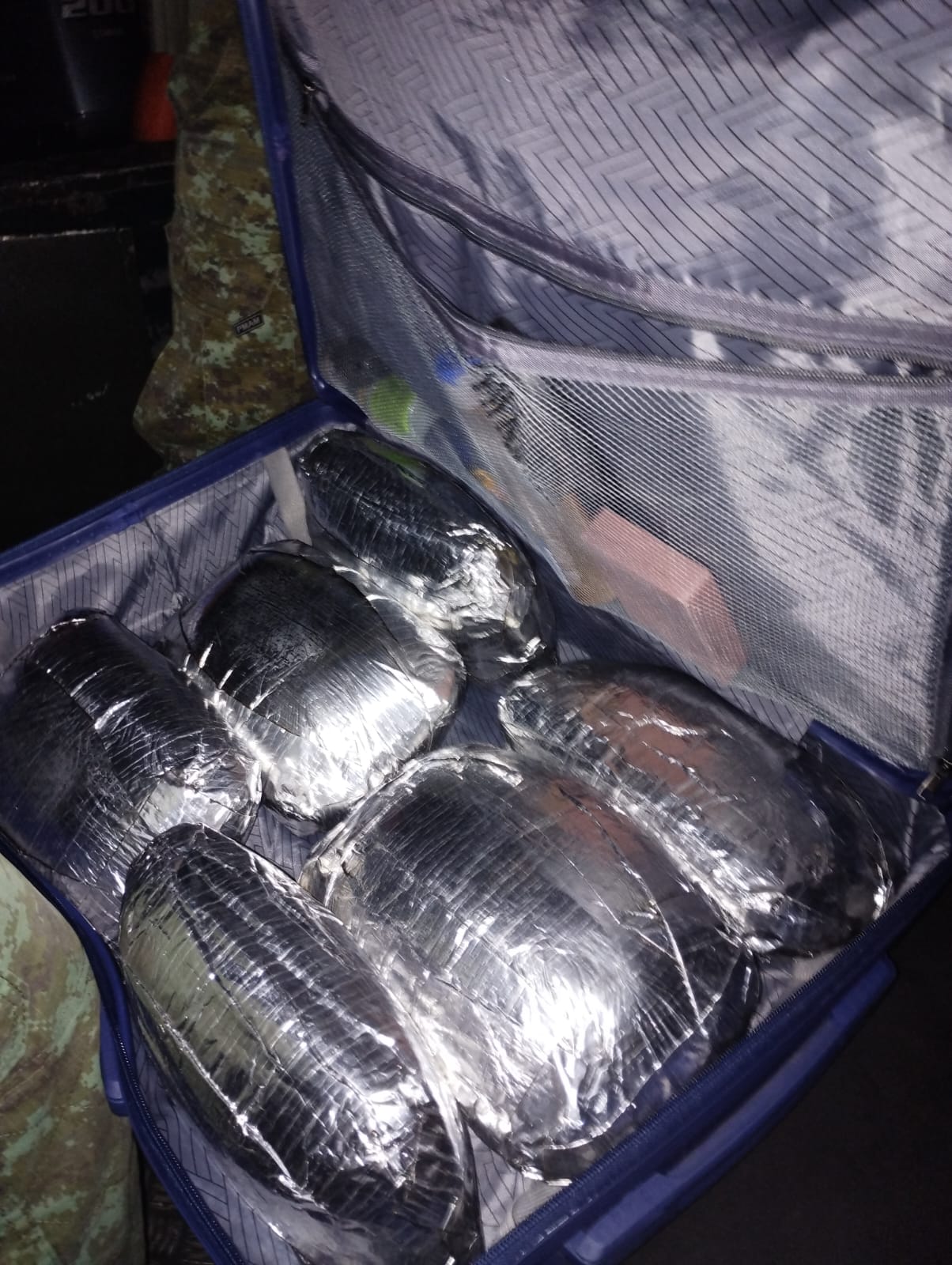 Mulher é presa com mala cheia de cocaína camuflada com café no Amazonas