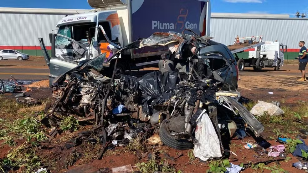 Seis pessoas da mesma família morrem após carro bater de frente com caminhão no Paraná