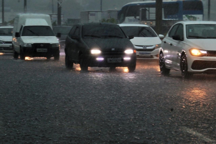 Manaus em alerta máximo: Defesa Civil adverte para risco de chuvas severas