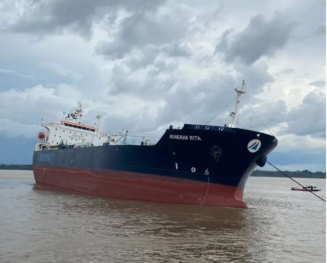 Navio erra caminho e tomba em parte rasa do Rio Amazonas