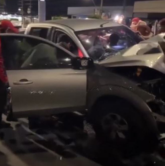 Motorista fica preso às ferragens de carro após acidente violento com passarela em Manaus