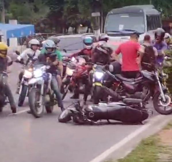 Motociclista fica gravemente ferido ao ser arremessado durante acidente na Cachoeirinha 