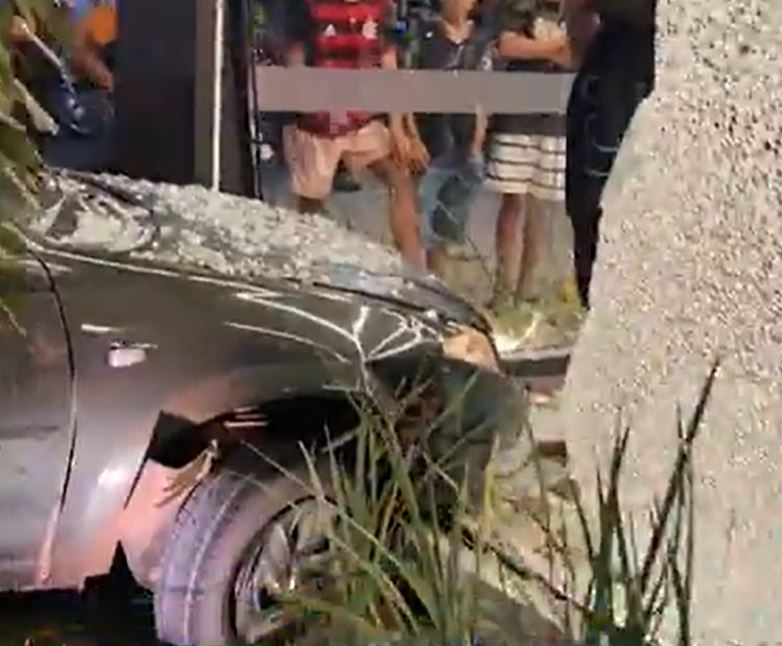 Carro invade concessionária após motorista sofrer surto psicótico em Itacoatiara