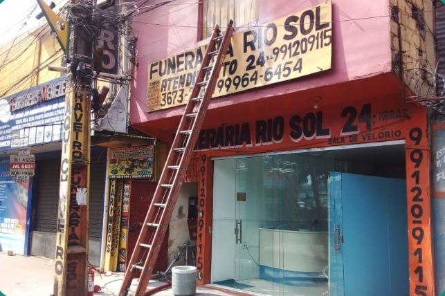 Bombeiros são acionados para conter incêndio em funerária de Manaus