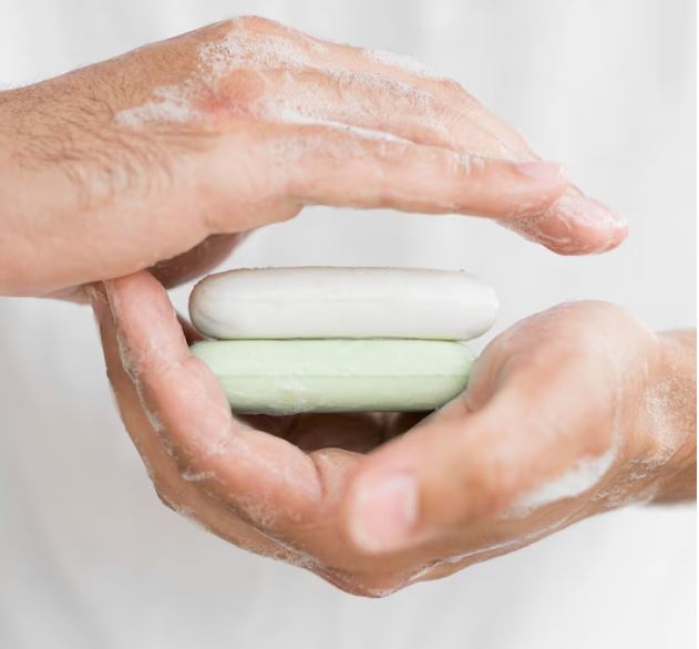 Pastor é preso por levar mulher ao motel para curar câncer com 'sabonete sagrado'