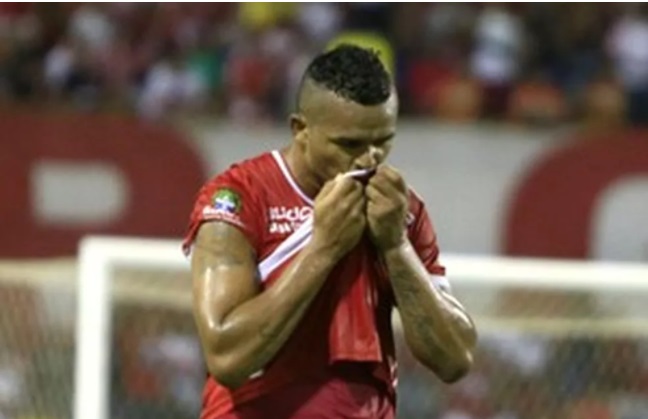 Mulher se joga de carro em movimento ao ser agredida por jogador de futebol