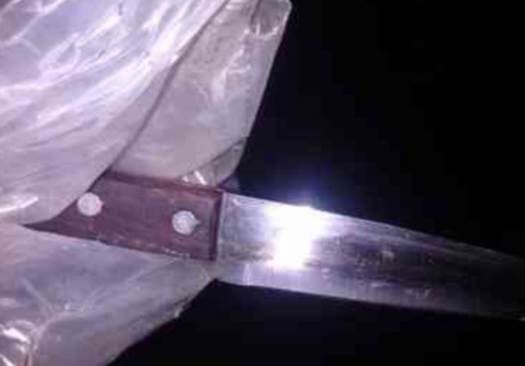 Homem esfaqueia mulher no meio da rua e apanha de populares em Manaus