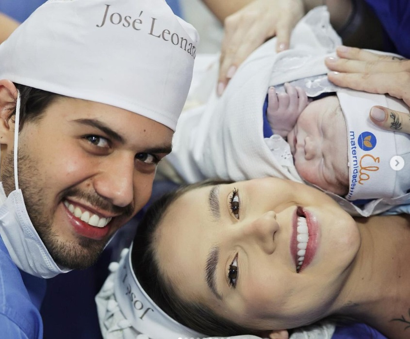 Virginia mostra fotos do terceiro filho e Leonardo bebendo whisky durante o parto; veja