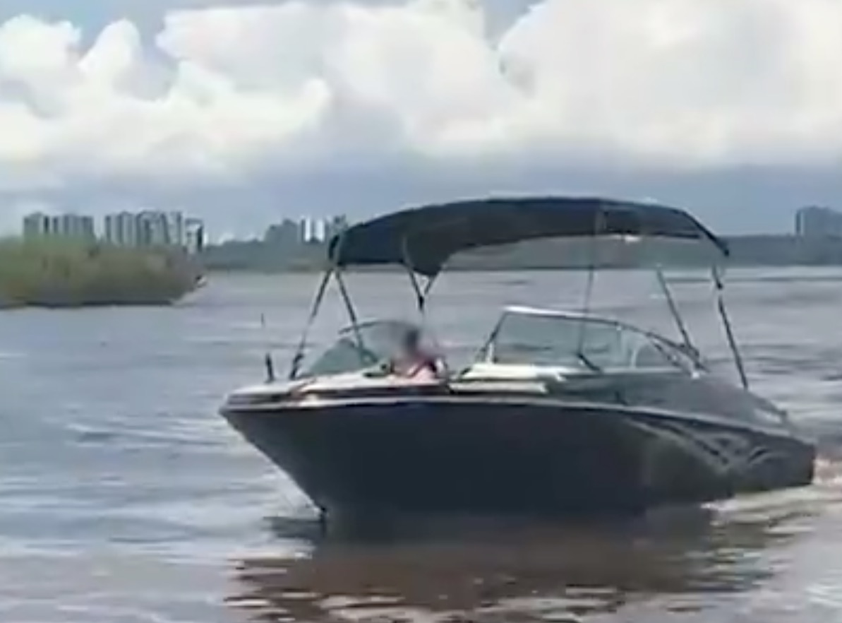 Após criança surgir pilotando lancha, dono da embarcação é notificado em Manaus