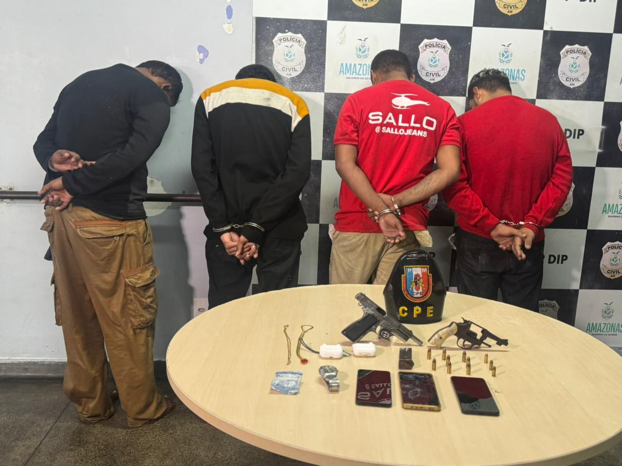 Funcionários de concessionária invadida acionaram PM antes de se tornarem reféns