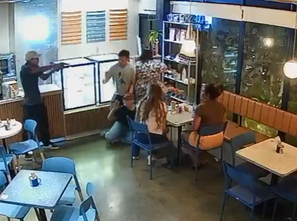 Adolescente é apreendido por envolvimento em assalto a cafeteria em Manaus