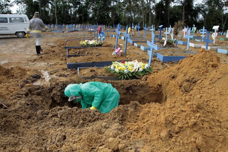 Em 10 dias, Manaus quebra recorde de mortes por covid-19 em fevereiro