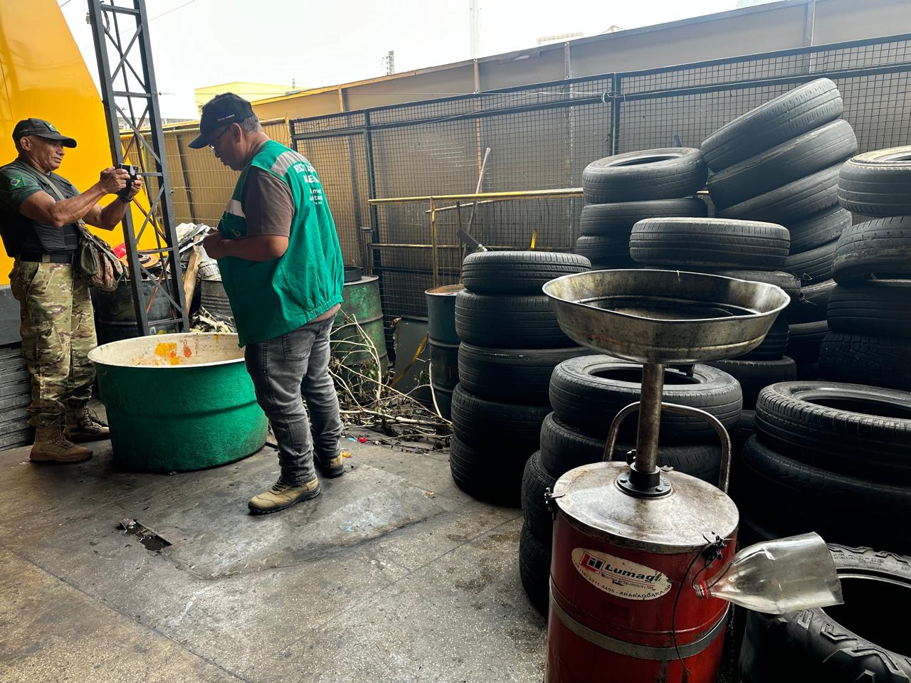 Força-tarefa notifica oito borracharias por descarte irregular em Manaus