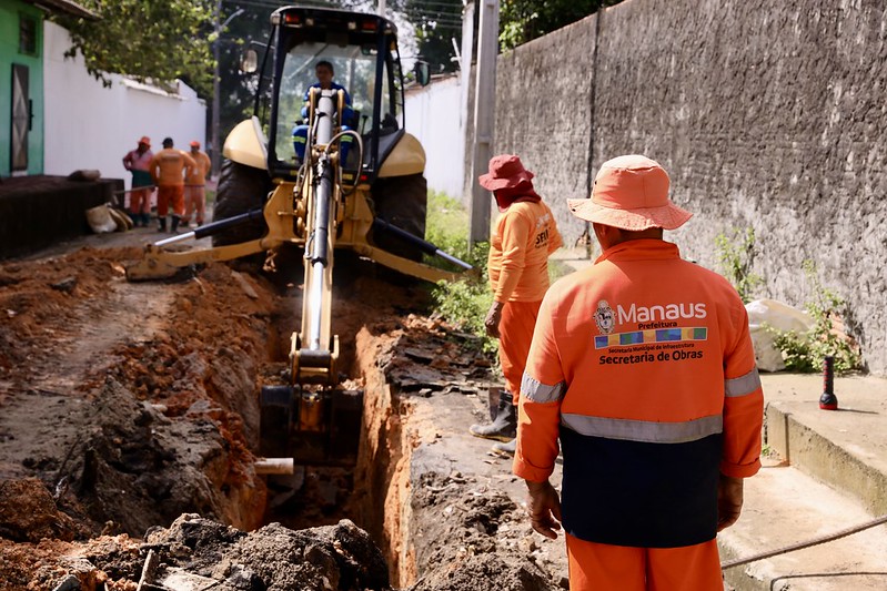 Obra emergencial é realizada após cratera abrir em rua de Manaus