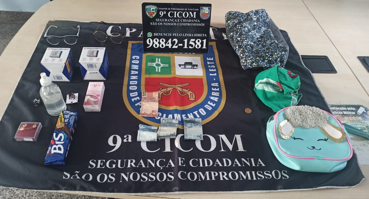 Mulheres são presas por fazerem 'a limpa' em farmácia de Manaus