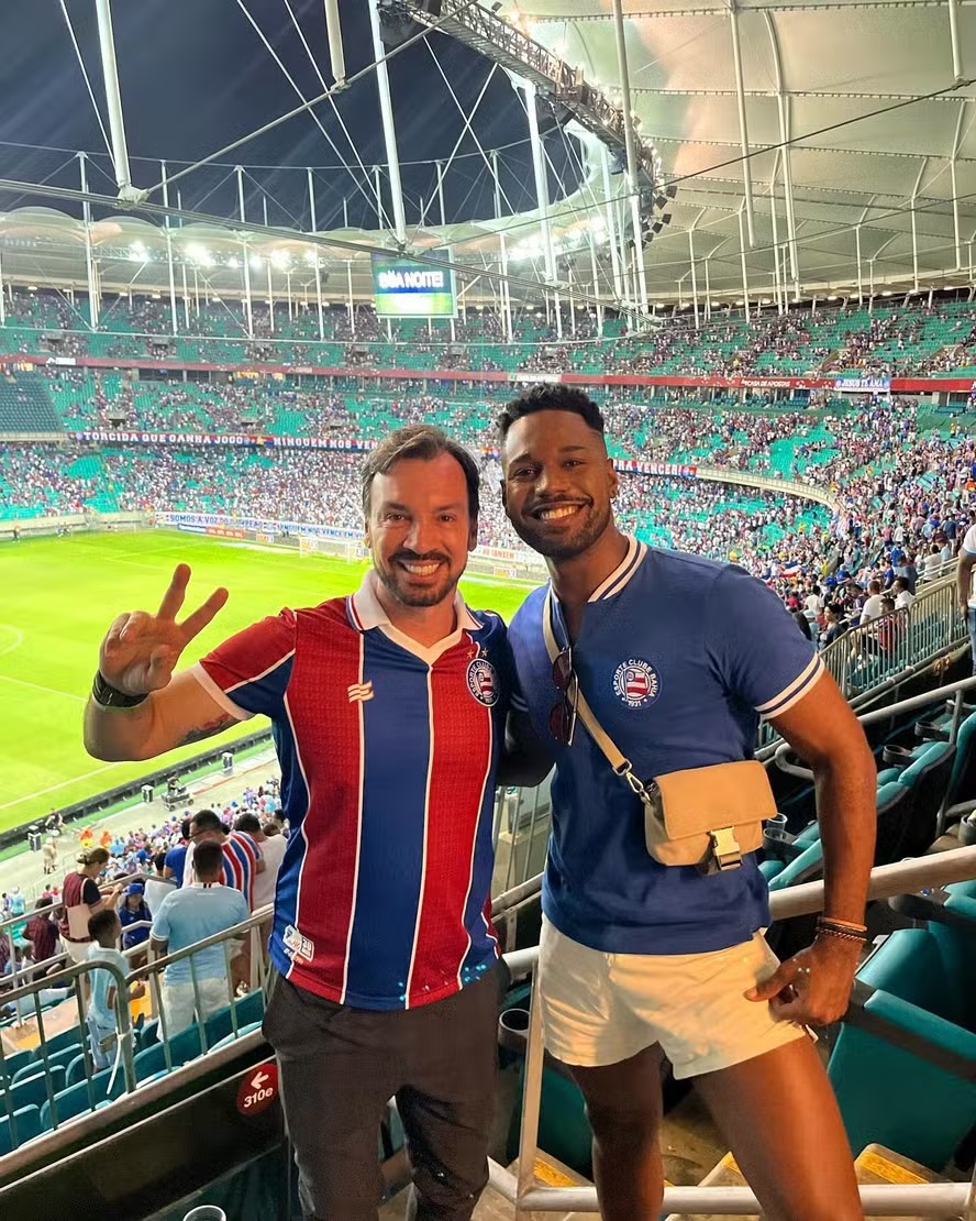 Presidente do Bahia posa em estádio com o namorado em dia de clássico
