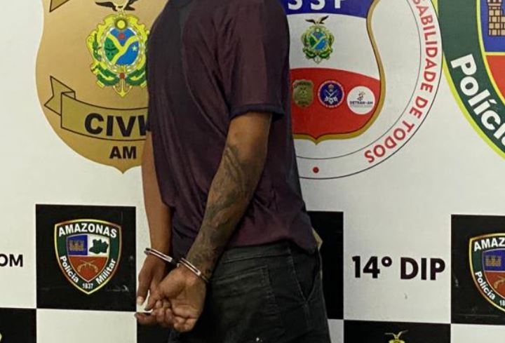 Suspeito de assaltos em ônibus é preso enquanto baixava aplicativo no celular de vítima em Manaus