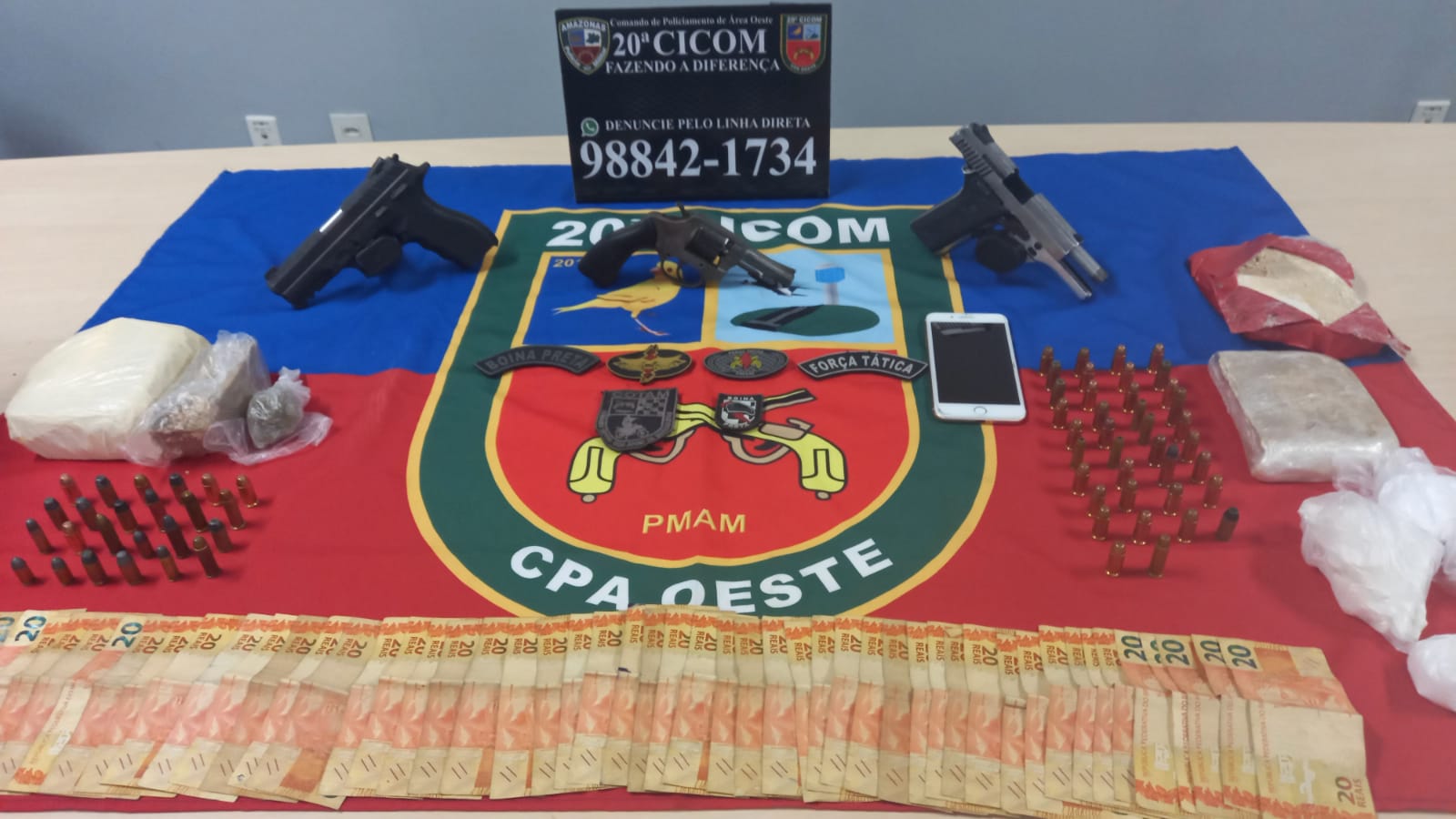 Condutor de carro fica nervoso ao ver PM e acaba preso com armas e drogas em Manaus