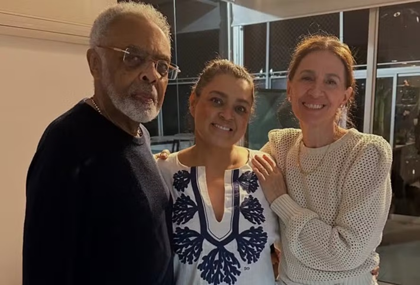Preta Gil recebe alta hospitalar e comemora com Gilberto Gil e família