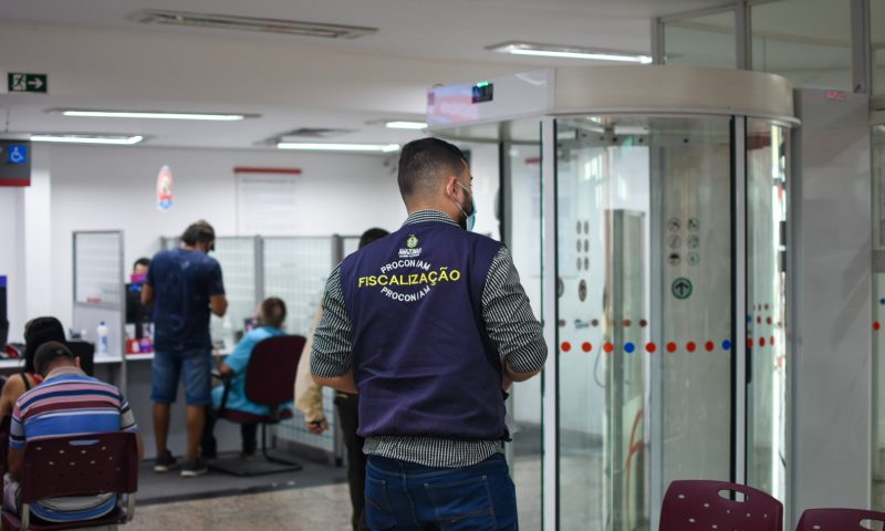 Agências bancárias são autuadas por descumprir 'lei das filas' em Manaus