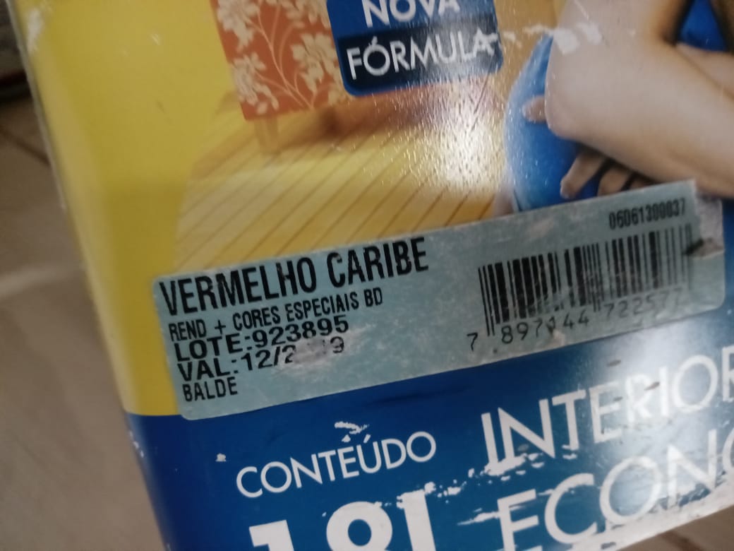 Material de construção é flagrado vendendo produtos vencidos em Manaus