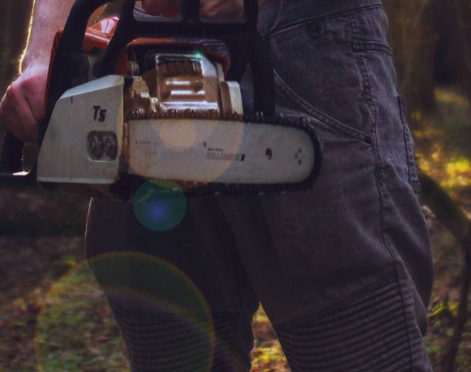 Homem incendeia casa e tenta matar pais a golpes de motosserra no Amazonas