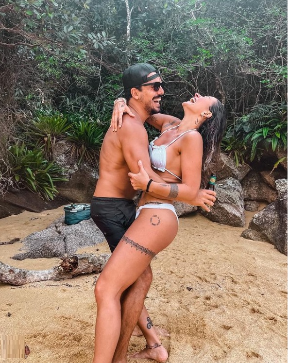 Com ex-marido em A Fazenda, Gabriela Pugliesi posa com namorado Túlio Dek na praia