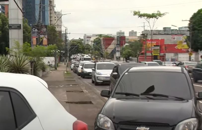 Motoristas encaram fila quilométrica para abastecer com gasolina a R$5,89 em Manaus