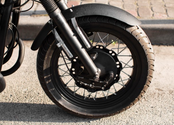 Passageira morre após motocicleta colidir com ônibus na Av. Torquato Tapajós