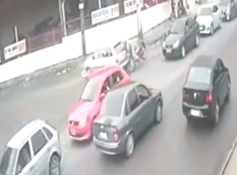 Homem fica ferido ao atingir carro no meio de avenida de Manaus