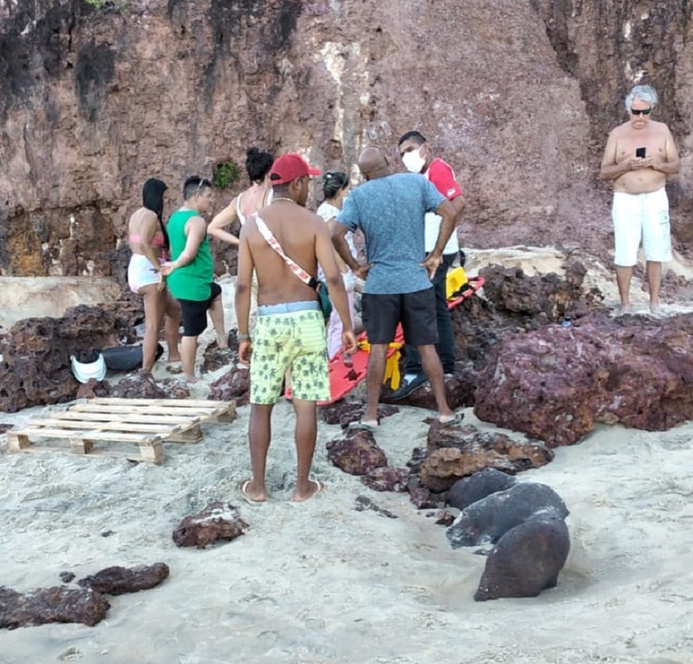 Turista sofre grave acidente ao cair de falésia de 30 metros; veja vídeo