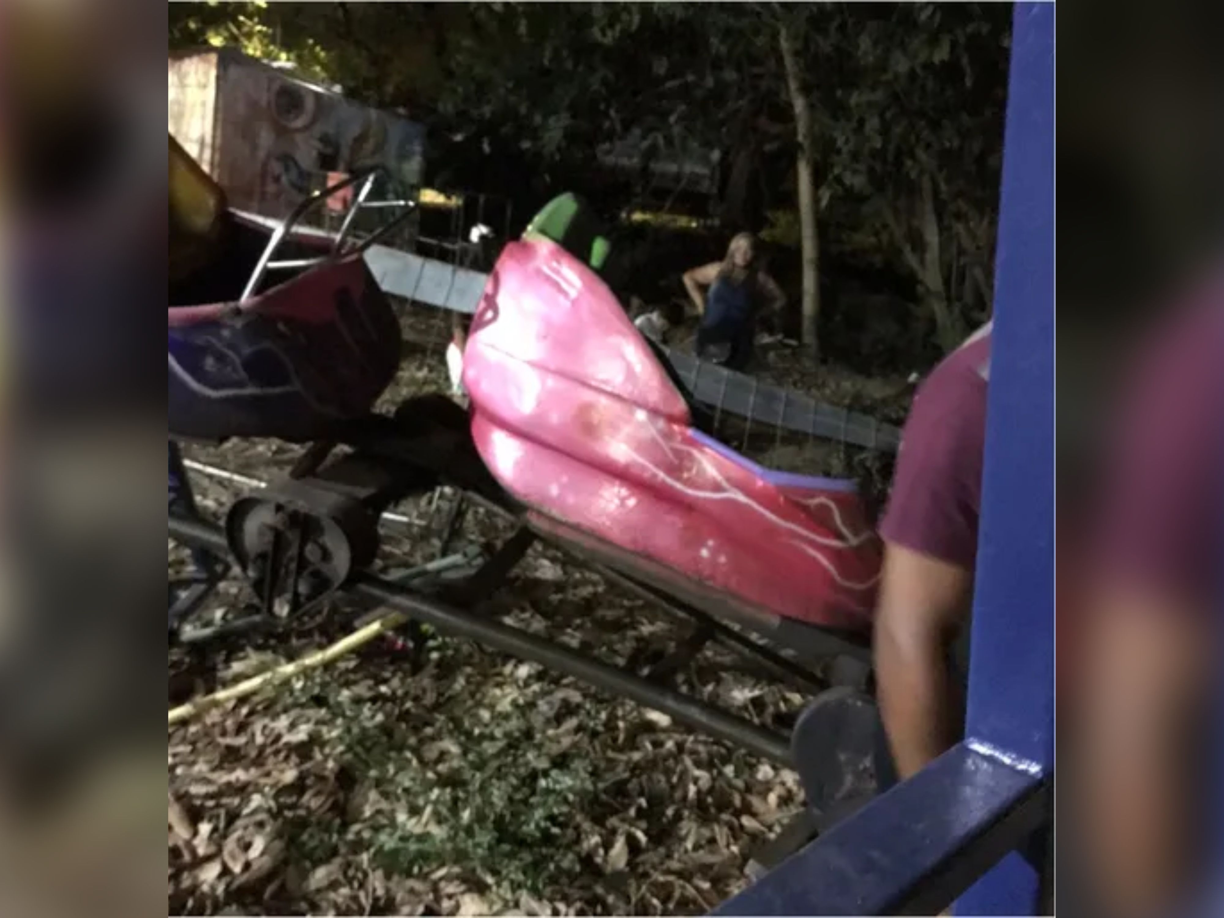 Vídeo: ‘Minhocão’ sai dos trilhos e arremessa pessoas em parque de diversões