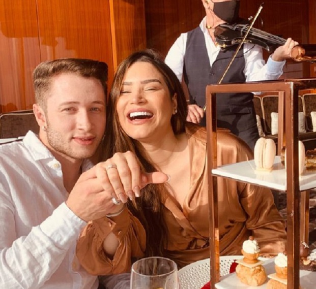 Ex-A Fazenda Raissa Barbosa fica noiva de ex-ator pornô Victor Ferraz em Dubai