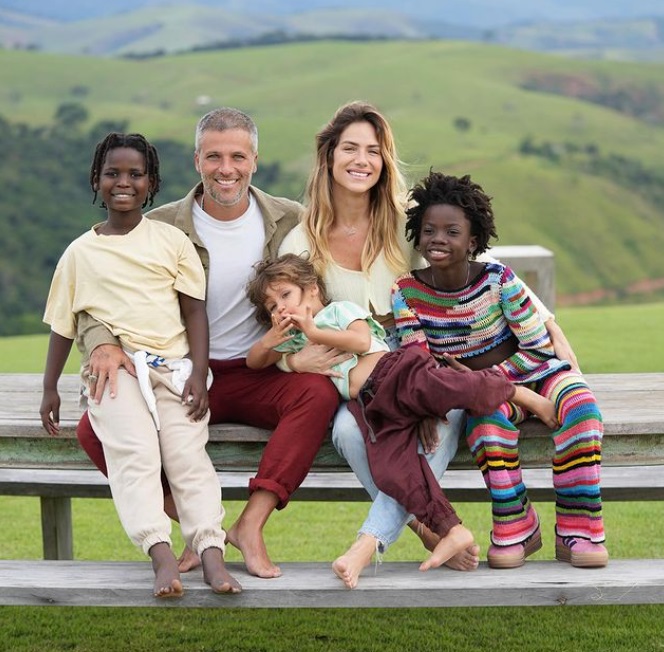 Justiça de Portugal condena mulher por racismo contra filhos de Bruno Gagliasso e Giovanna Ewbank