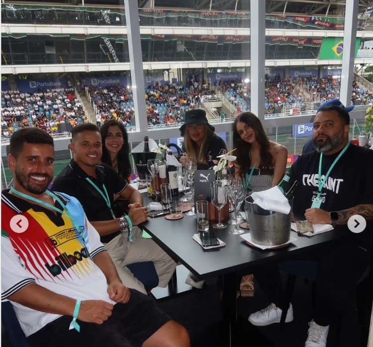 Rafaella Santos e Amanda Kimberly, mãe da 3ª filha de Neymar, curtem evento juntas