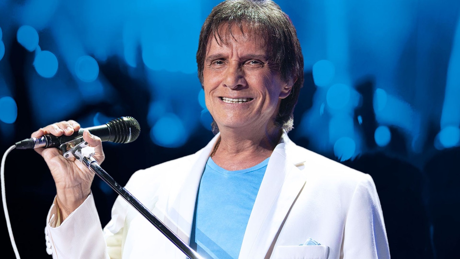 Roberto Carlos sofre acidente de carro durante gravação de especial da Globo