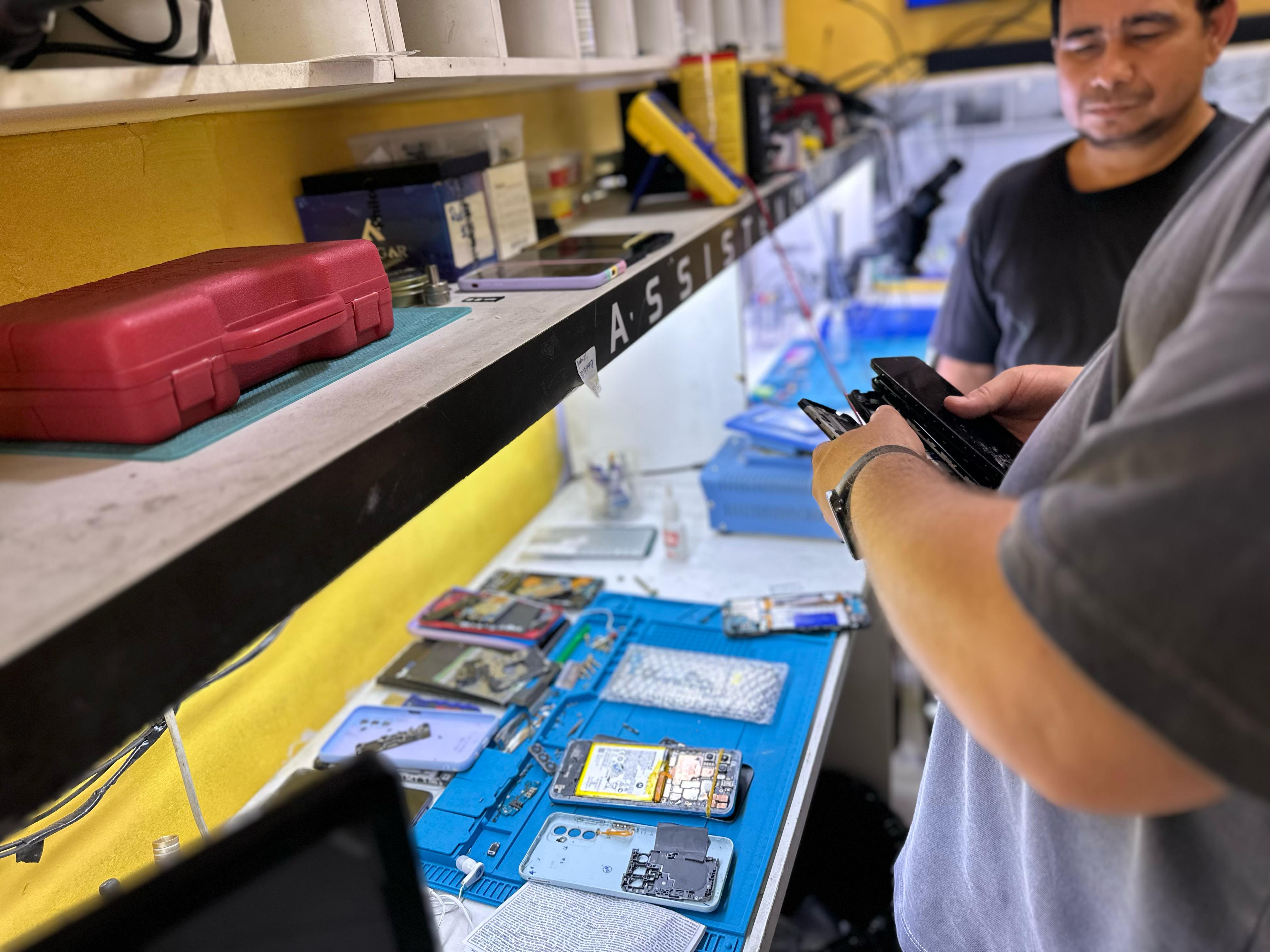 Mais de 100 celulares roubados são apreendidos em assistências em Manaus