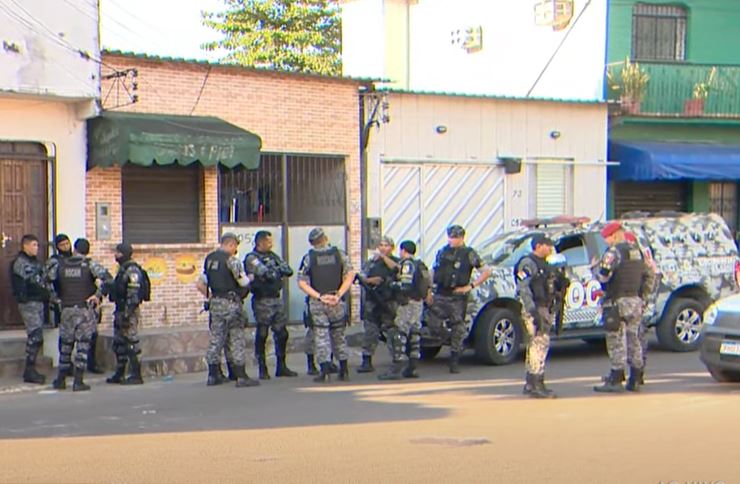 Mega operação cerca bairro em área vermelha de Manaus e cumpre mandados judiciais