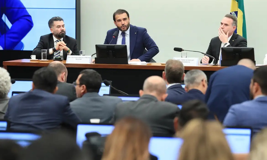 Relator vota por arquivar processo de cassação de Eduardo Bolsonaro 