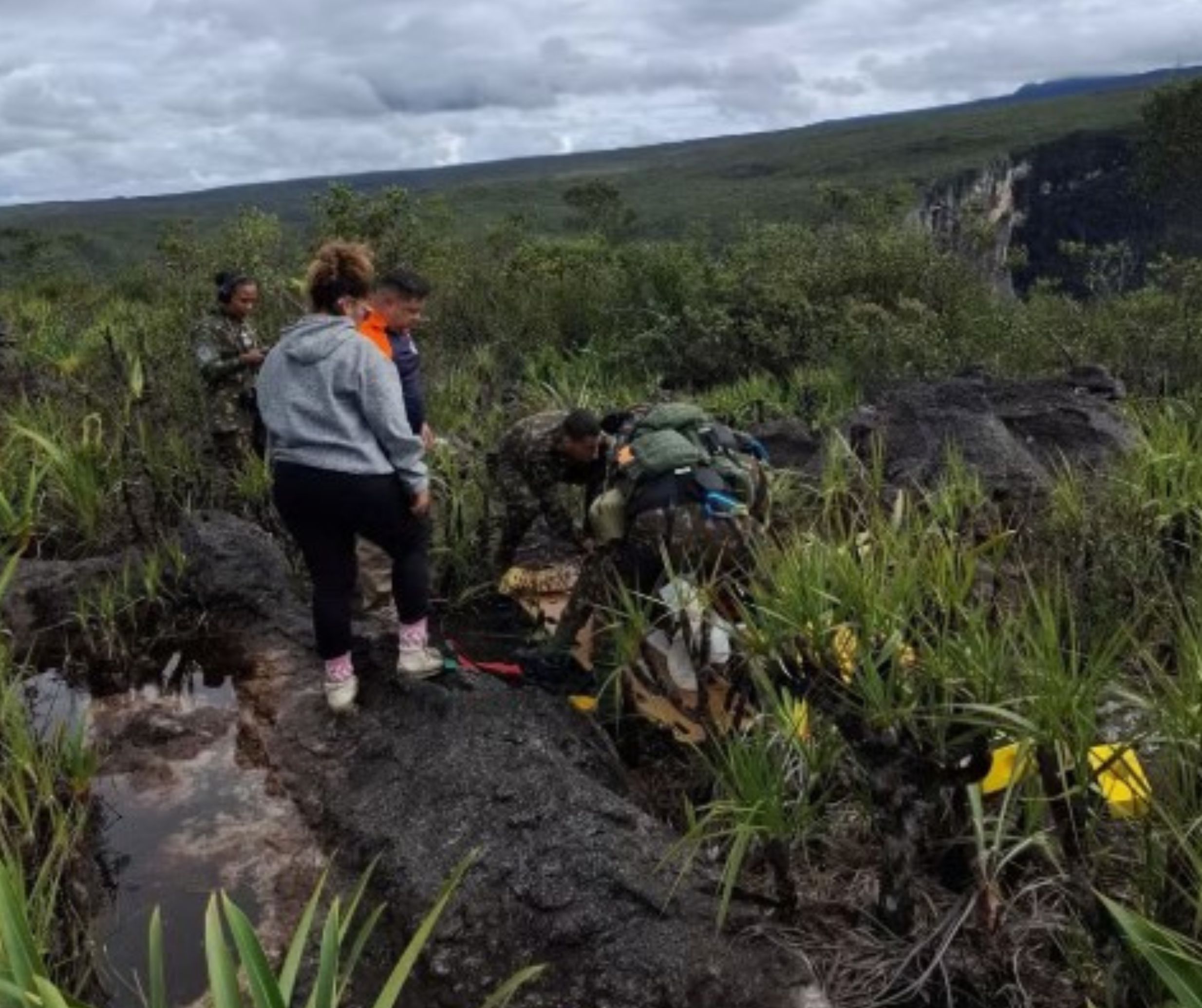 Mulher é resgatada após quebrar a perna durante expedição em Barcelos