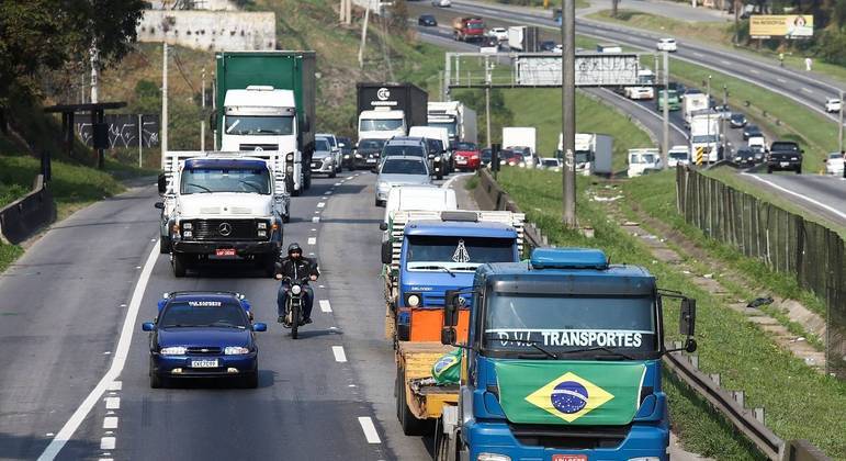 Caminhoneiros fazem paralisação nesta segunda-feira