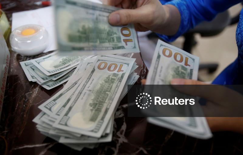 Dólar segue exterior e termina sessão em baixa ante o real