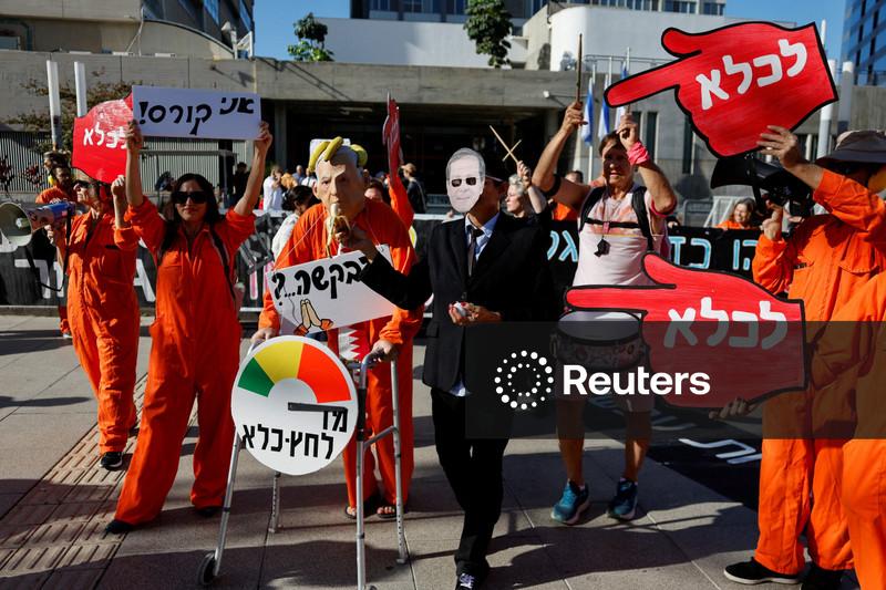 Netanyahu comparece a tribunal após pedido de perdão apoiado por Trump