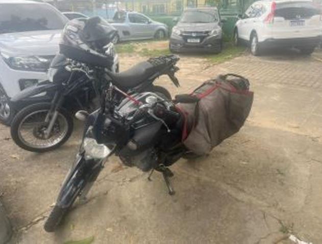 Homem é preso ao ser flagrado em moto usada para roubar placas de viaturas em Manaus