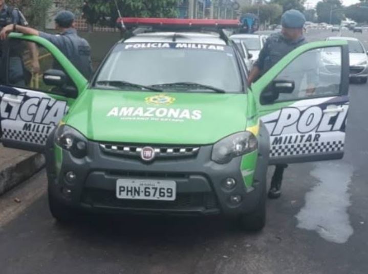 Homem é preso após tentar agredir mãe com terçado e cortar os próprios pulsos em Manaus
