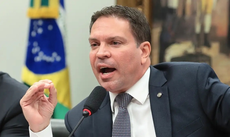 Câmara anula passaporte diplomático de Alexandre Ramagem após cassação