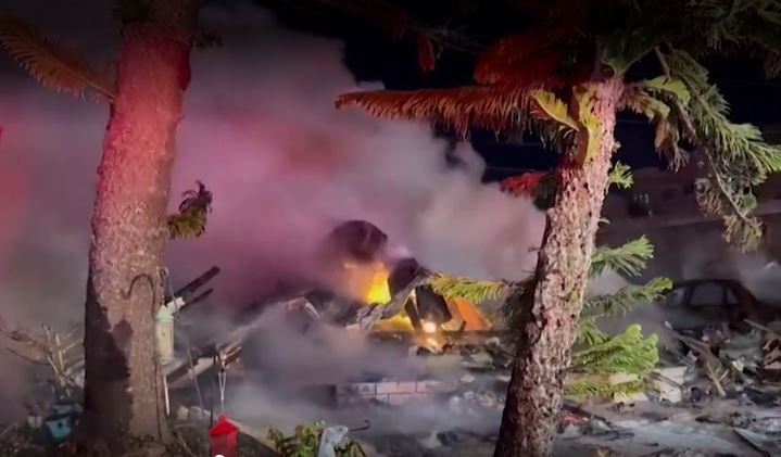 Avião cai sobre trailers residenciais e deixa rastro de morte e destruição nos EUA