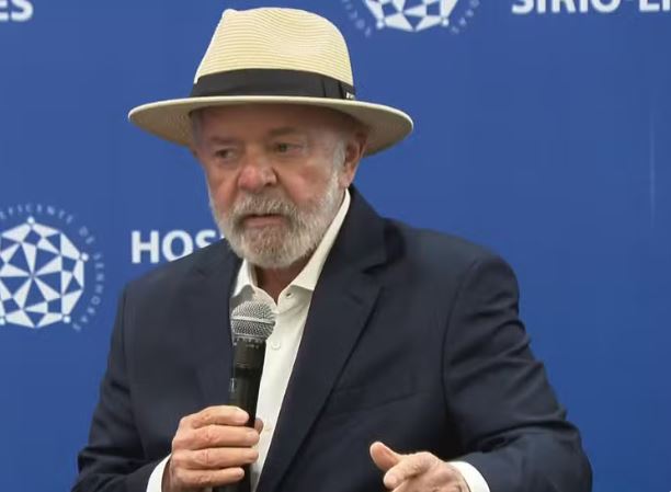 Lula recebe alta e surpreende jornalistas ao surgir em coletiva de médicos