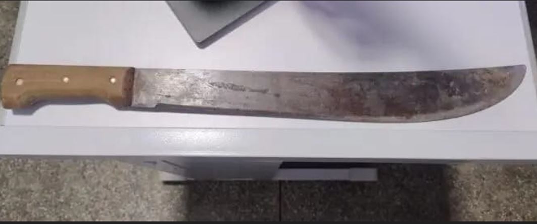 Adolescente tenta matar rival a terçadadas no Amazonas; vítima teve dedo decepado